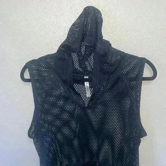 FABLETICS Women’s Hooded Sleeveless Mesh Top - Picture 3 of 6